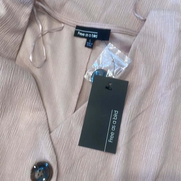 NWT casual peach Jumpsuit size large. Waist tie and v neck with bottons - Picture 4 of 7